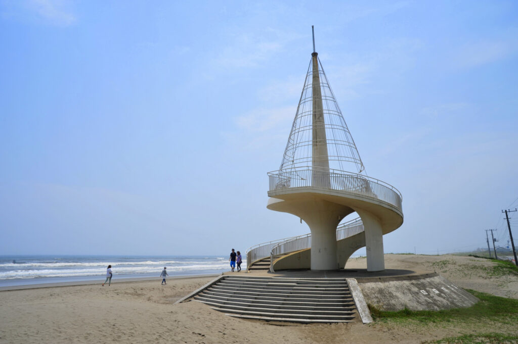 九十九里浜の広い砂浜。海沿いのドライブに人気