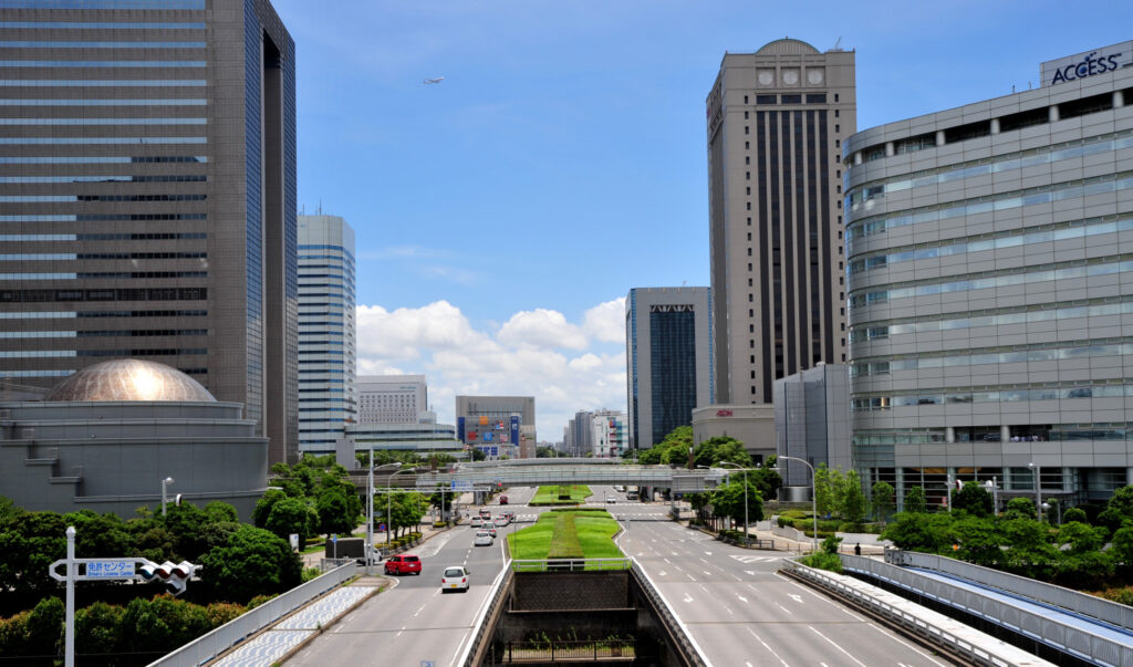 幕張新都心の写真。ベイエリアを代表する都市のビル群、幹線道路の写真