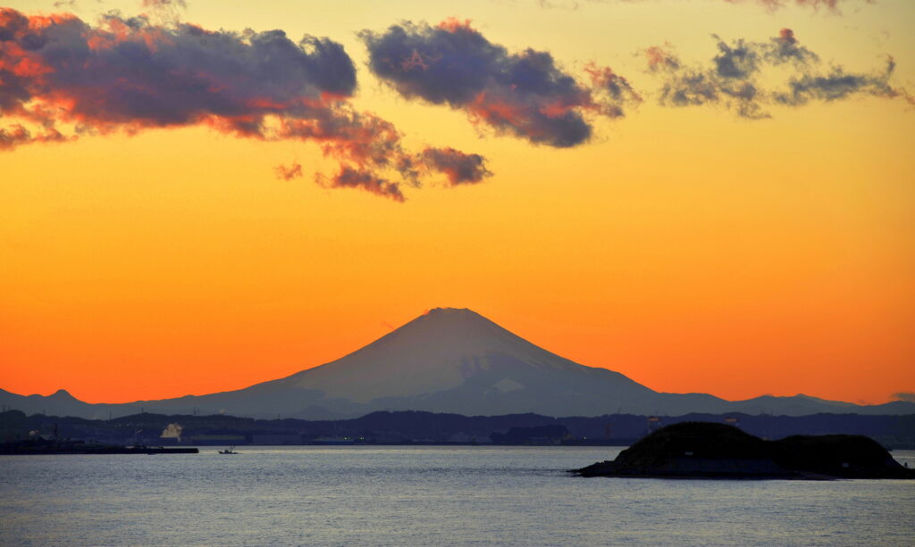 富津岬から見える富士山と夕日の写真。東京湾を挟んでの絶景