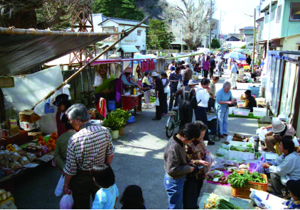 混雑時の勝浦朝市。かなり出店も多く人も多くにぎわっている