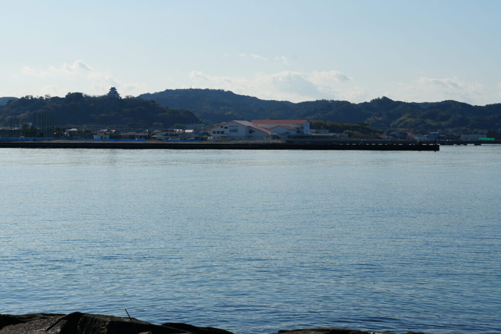 館山北条海岸から見える館山城。恐らく館山城からの景観も抜群なのだろう
