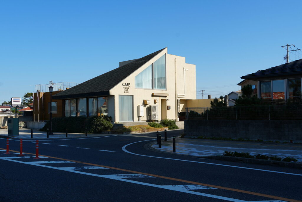 北条海岸にあるカフェの写真。散策の途中でカフェで休むのも気持ちよいだろう