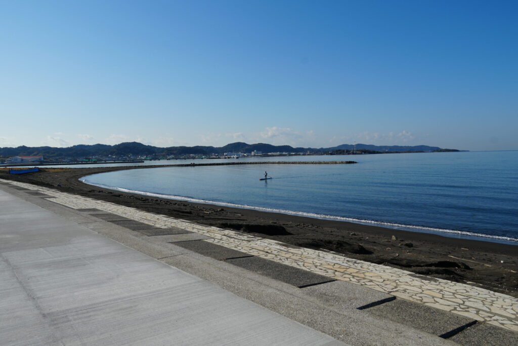 館山北条海岸の海岸線写真。長く続く砂浜、穏やかな海が美しい。穏やかな海なのでSAPを楽しむ人もいる