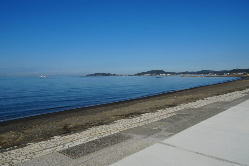 館山北条海岸の海岸線写真。長く続く砂浜、穏やかな海が美しい