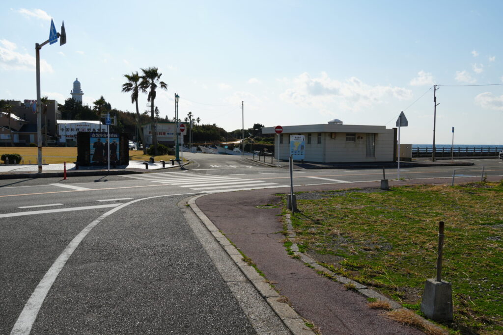 野崎灯台と道路と海。房総の南端に来たなと感じさせる
