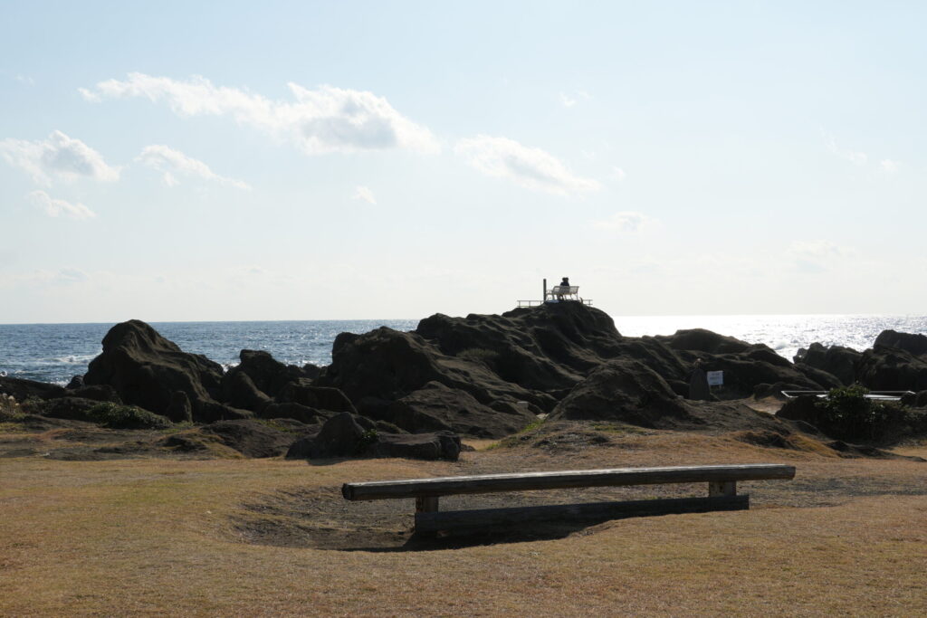 野崎島灯台にある崖の上のベンチの写真。ちょっと怖いが展望は絶景。