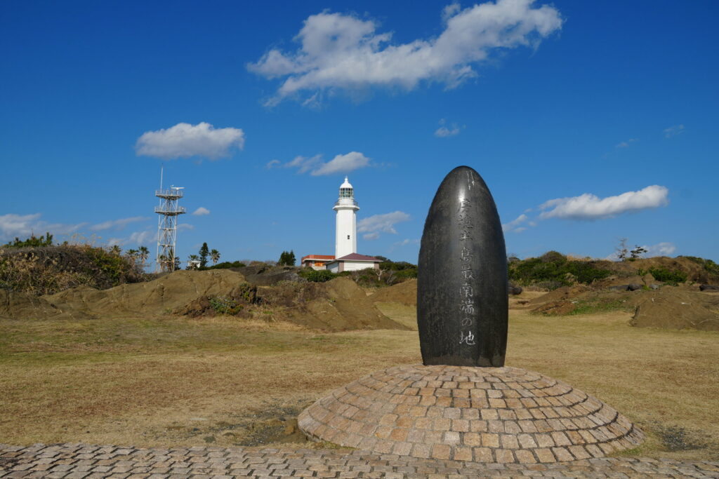 房総半島最南端にある野崎島灯台。青い空と広い海にぽつんと立つ灯台で、登れる灯台としても有名