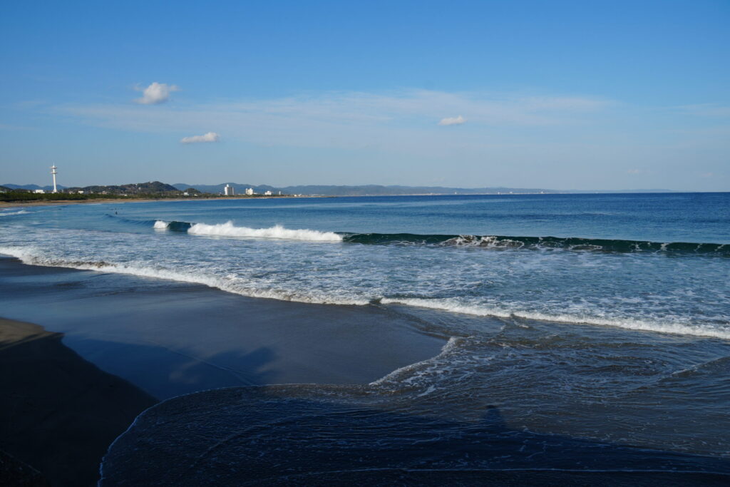 南千倉海岸の海辺の写真。館山の北条海岸とは違い白波が立っている。