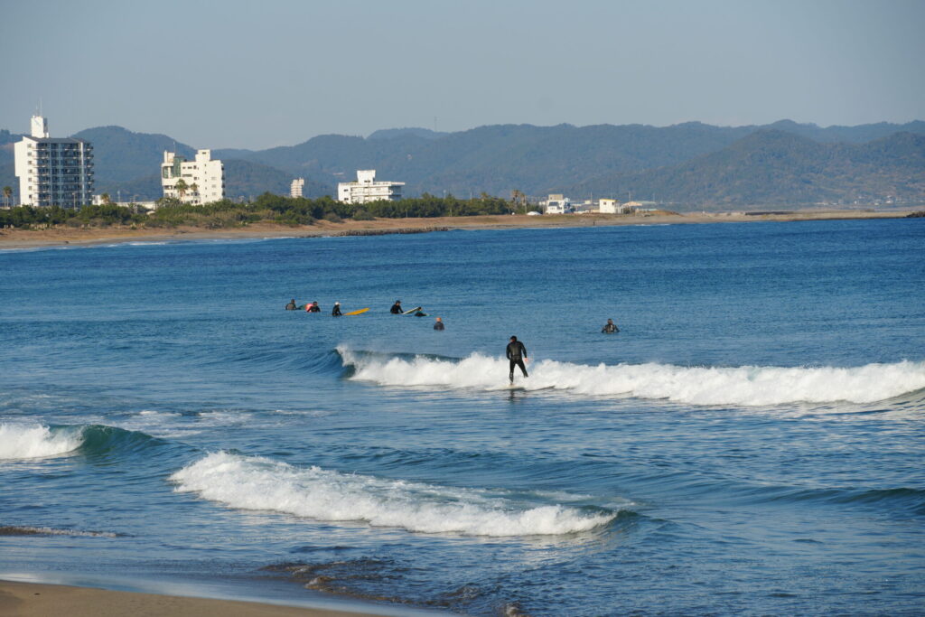 南千倉海岸でサーフィンを楽しむ写真。波がある程度高く、冬の時期でもサーフィンを楽しめる場所