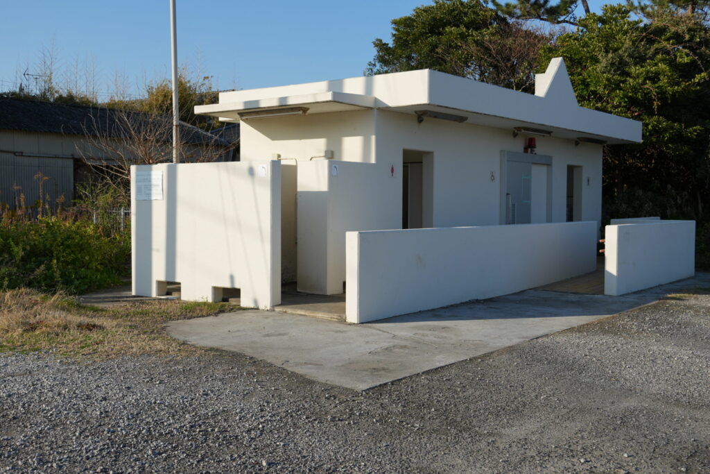 南千倉海岸に設置されている無料の公共シャワーの写真。夏場は海遊び後にみんなが利用するのだろう