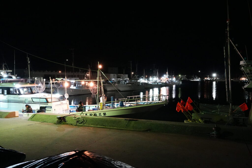 日の出前の大原漁港。釣り船の灯と夜明け前の空のコントラスト