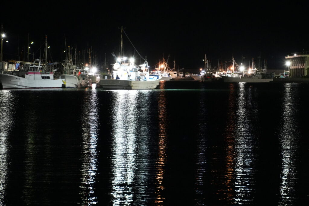 夜明け前に大原漁港から出向する釣り船。エンジン音と静かな海の音で港が生き返っていくよう