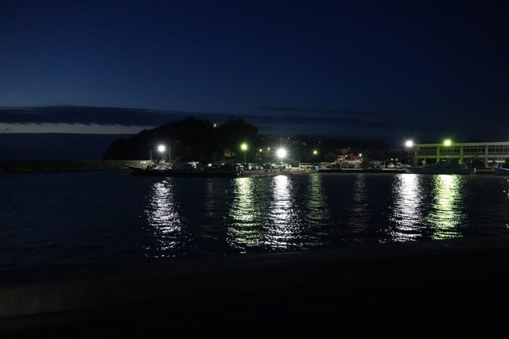 だんだんと夜明けが近づいている大原漁港。東の空が徐々に青くなってきている