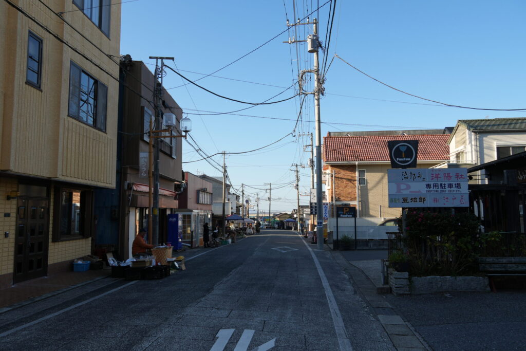 撮影当日の勝浦朝市。平日の早朝なのでさすがに出店は少ないが、新鮮な野菜やコーヒー店が並ぶ