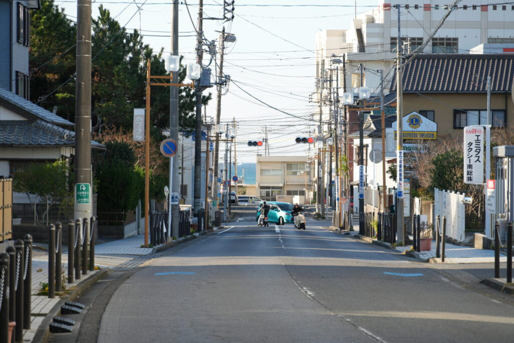 海側を背にした勝浦駅。住宅の先に海が見え、”住む街”と”旅の街”の教会であることがわかる