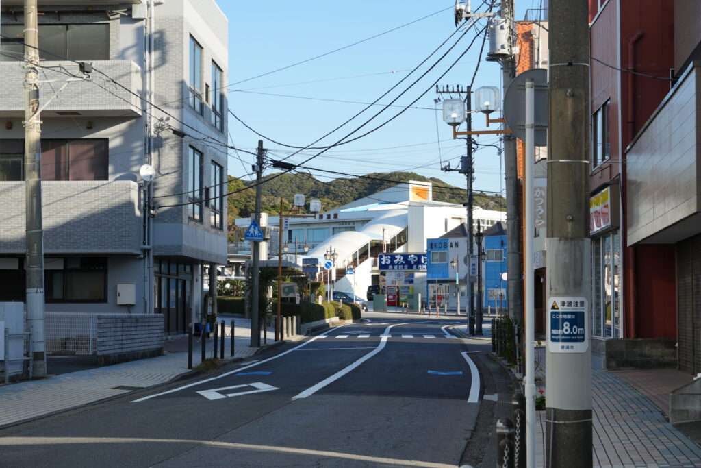海側を背にした勝浦駅。住宅が並んでおり、まさに”住む街”だ。
