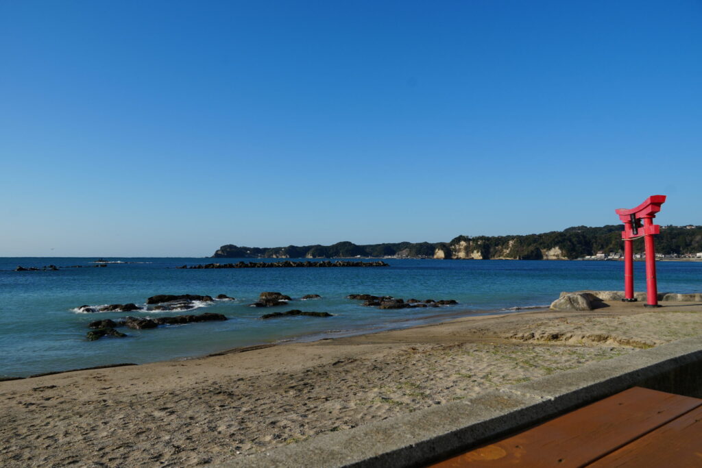砂浜と岩場のある勝浦中央海水浴場。三日月湾の別名を持つ入り江の美しい海。