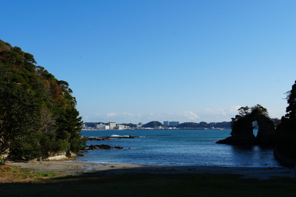 鵜原から見た勝浦市街。岩場の海と勝浦を一望できる美しい場所だ