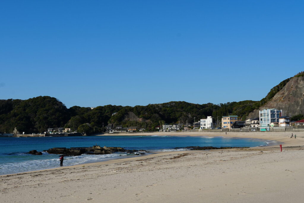 日本で屈指の透明度を誇る守谷海水浴場。岩場、砂浜、海の三層構造が美しい